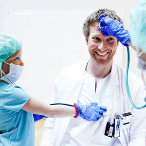 Barn leker helsepersonell